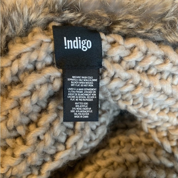 Bundle of 4 items Knit Scarf, leather gloves, hat and bag. - Picture 11 of 12